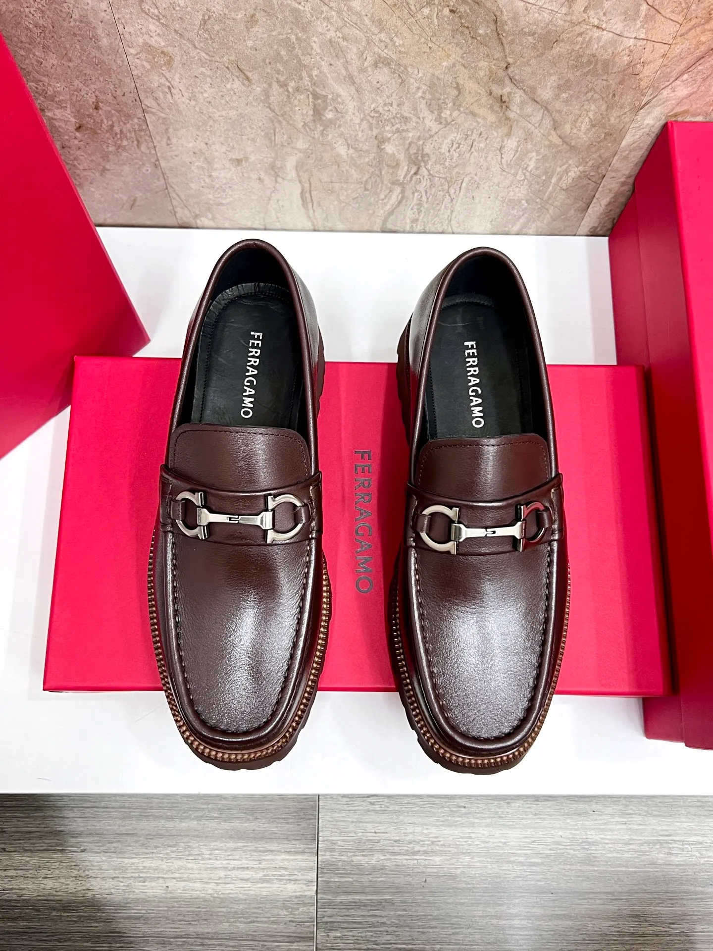 Original quality P580 Brand: Ferragamo Standard size: Men's size 38/44 (45.46 can be customized) Grade: Same style as the official website High-quality men's shoes Material: Customized first-layer calfskin with water-dyed cowhide lining Cowhide tiptoe Original non-slip and wear-resistant rubber outsole Style category: Men's formal business leather shoes are young and fashionable European and American trends British style Casual matching and comfortable feet Color: actual picture